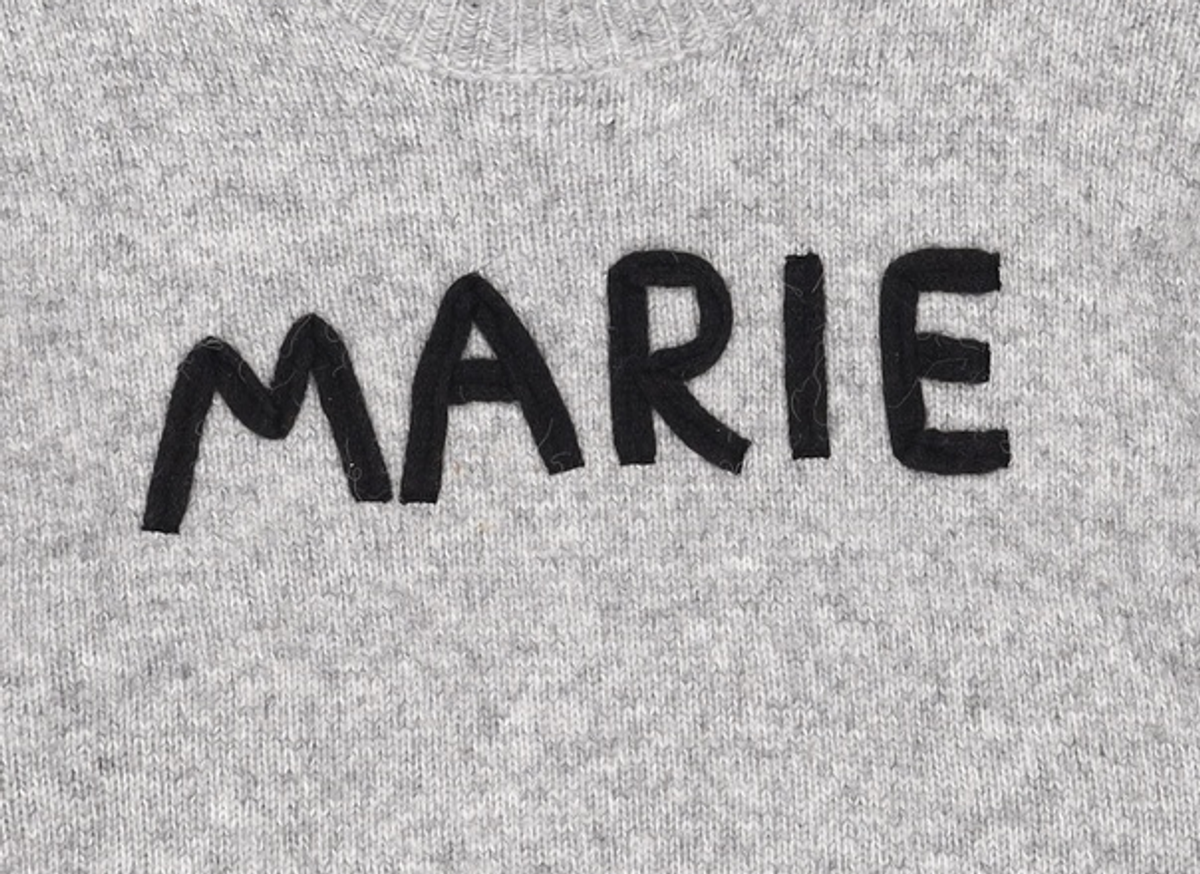 마리끌레르(MARIE CLAIRE) 레터링 울 라운드 니트(MOECKN11MGY) FREE
