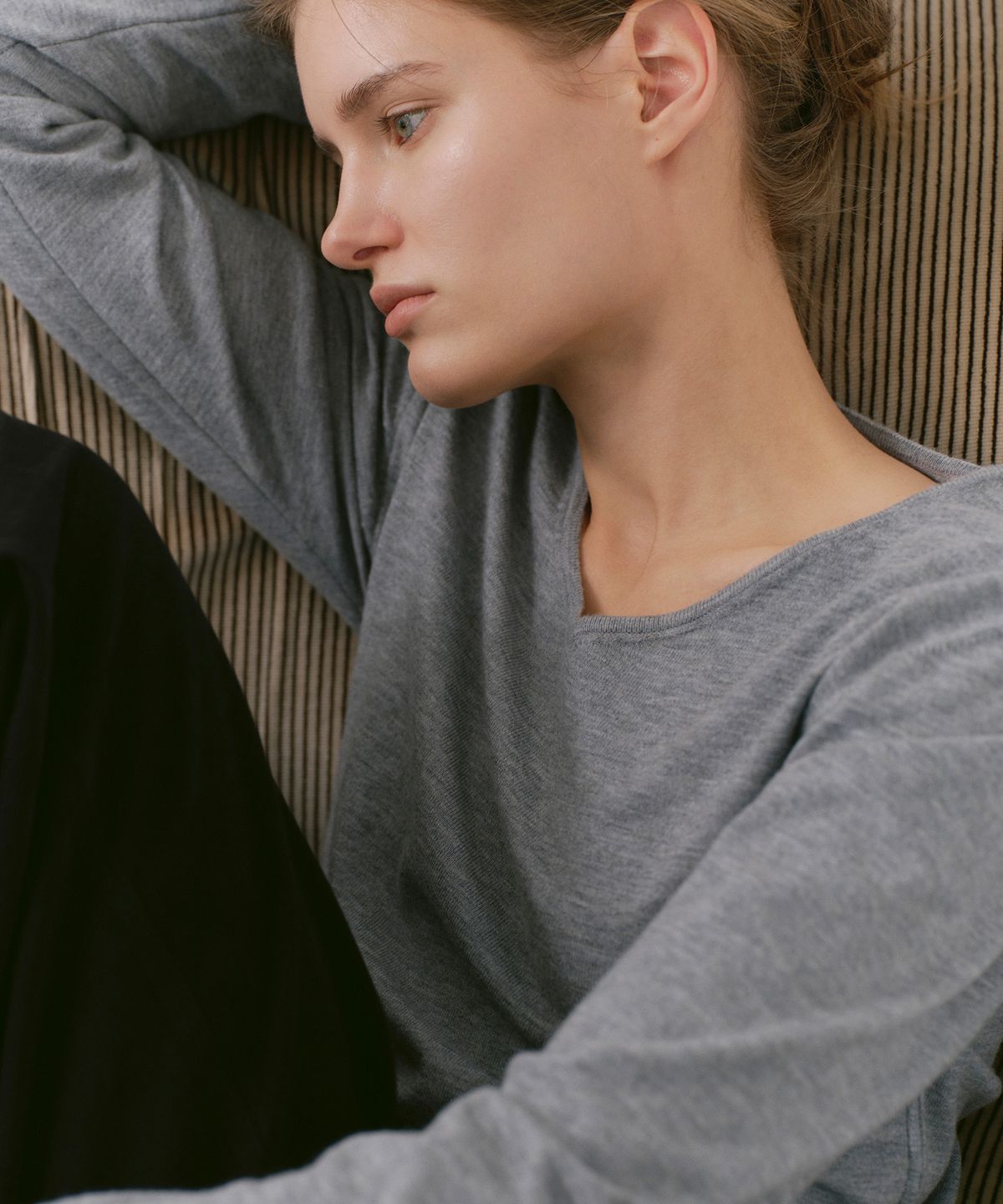 카셀(CACELE) LINE SEMI CROP KNIT, MELANGE GRAY