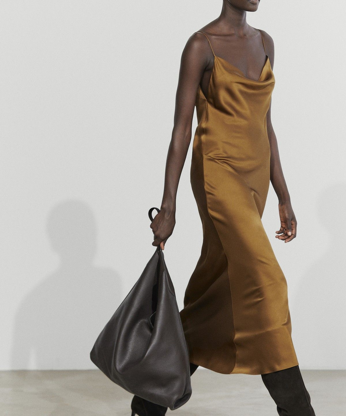 마시모두띠(MASSIMO DUTTI) 새틴 마감 플루이드 미디 원피스