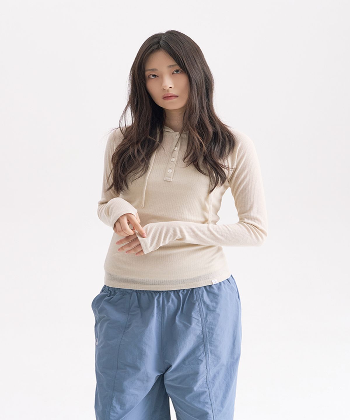 하이산(HEISAN) 시어 후디드 롱 슬리브 티 차콜