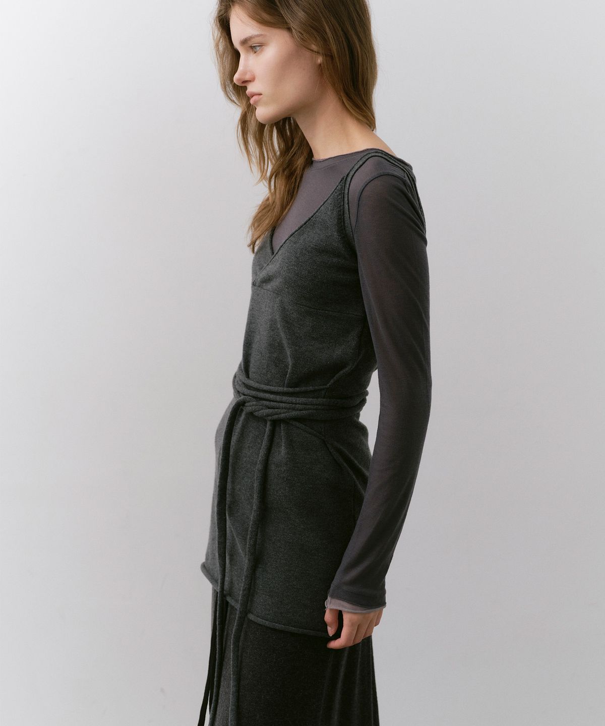 카셀(CACELE) RAW CUT STRAP DRESS, CHARCOAL