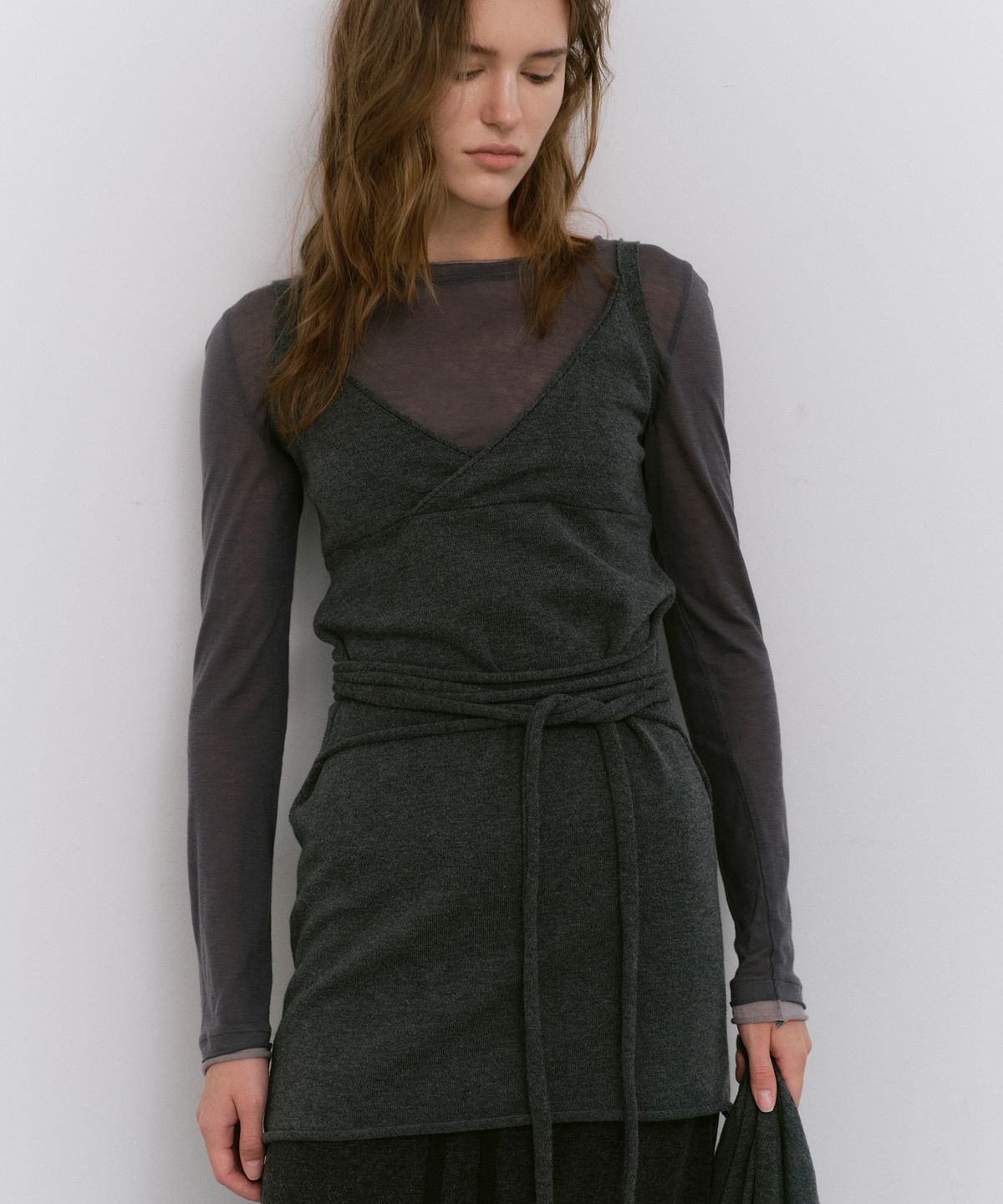 카셀(CACELE) RAW CUT STRAP DRESS, CHARCOAL