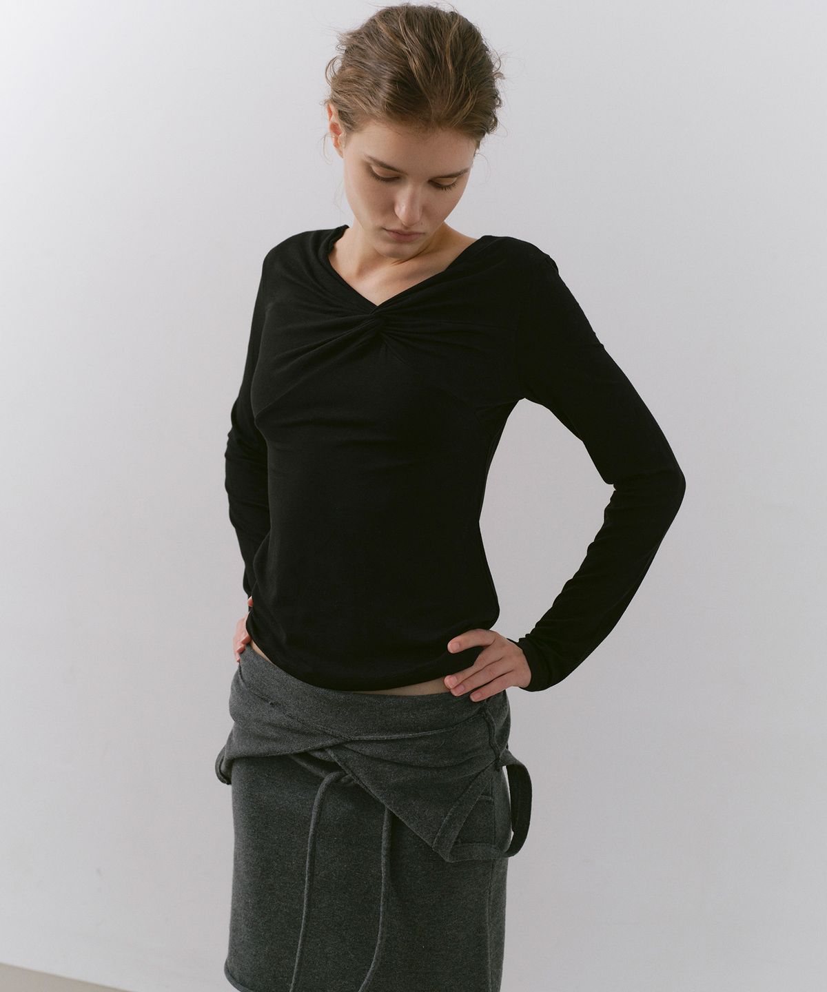 카셀(CACELE) RAW CUT STRAP DRESS, CHARCOAL