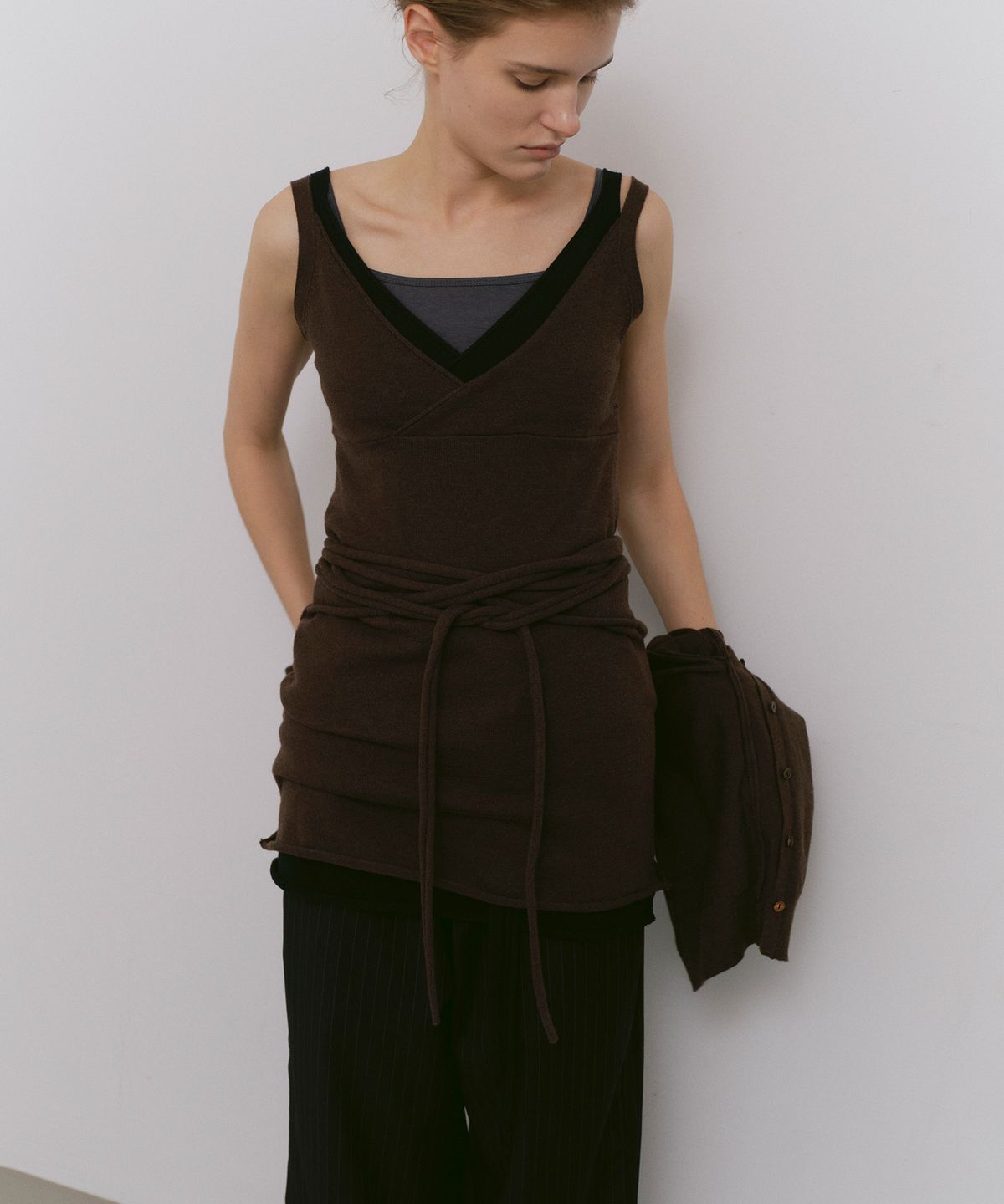 카셀(CACELE) RAW CUT STRAP DRESS, BROWN