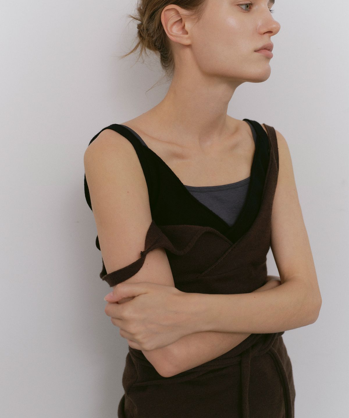 카셀(CACELE) RAW CUT STRAP DRESS, BROWN