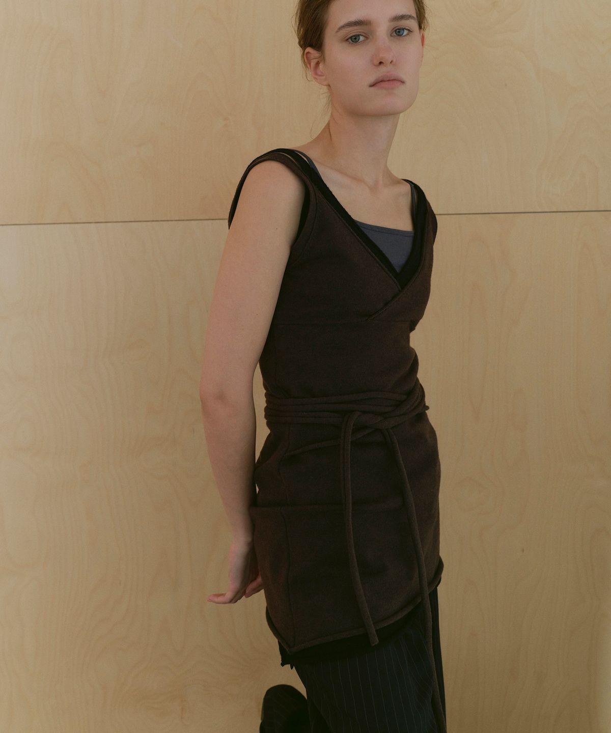 카셀(CACELE) RAW CUT STRAP DRESS, BROWN