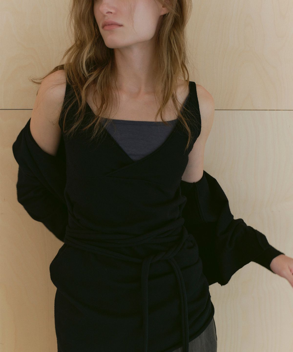 카셀(CACELE) RAW CUT STRAP DRESS, BLACK