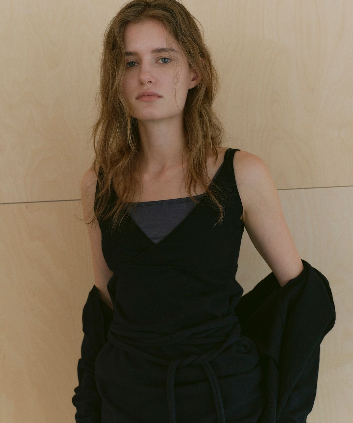 카셀(CACELE) RAW CUT STRAP DRESS, BLACK