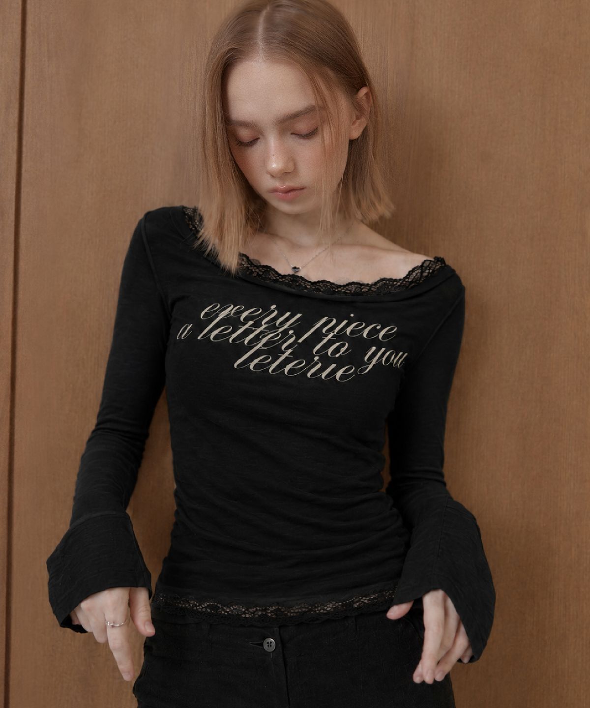 레터리(LETERIE) LACE LETTERING OFF-SHOULDER LONG SLEEVE_BLACK