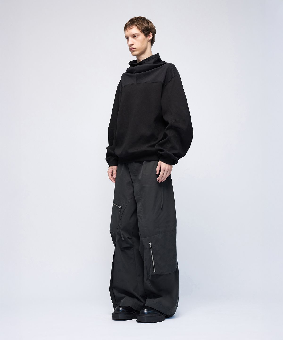몰프(MORPH) Divided Cawl Turtleneck Sweatshirt
