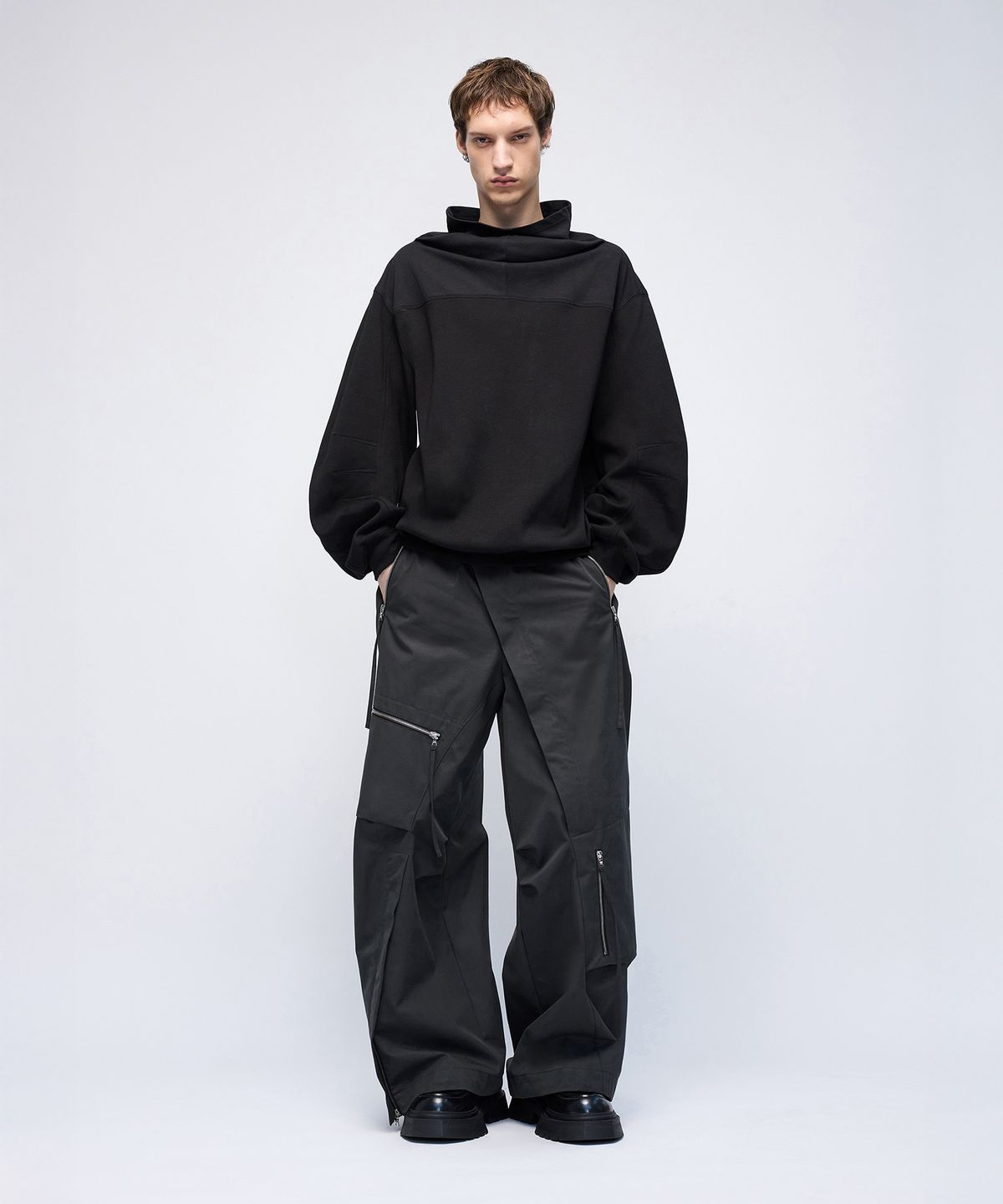 몰프(MORPH) Divided Cawl Turtleneck Sweatshirt