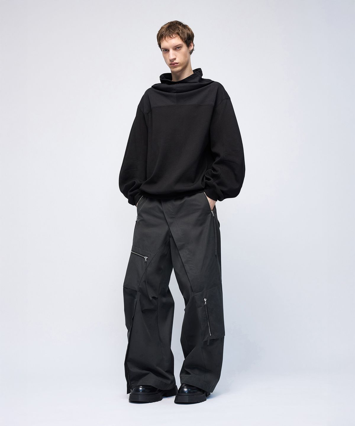 몰프(MORPH) Divided Cawl Turtleneck Sweatshirt