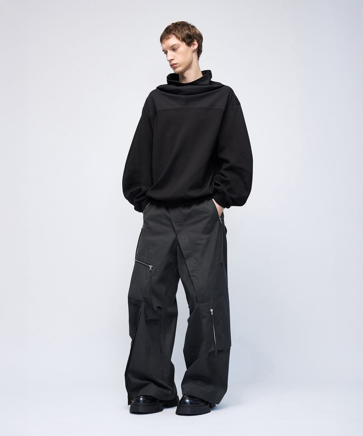 몰프(MORPH) Divided Cawl Turtleneck Sweatshirt