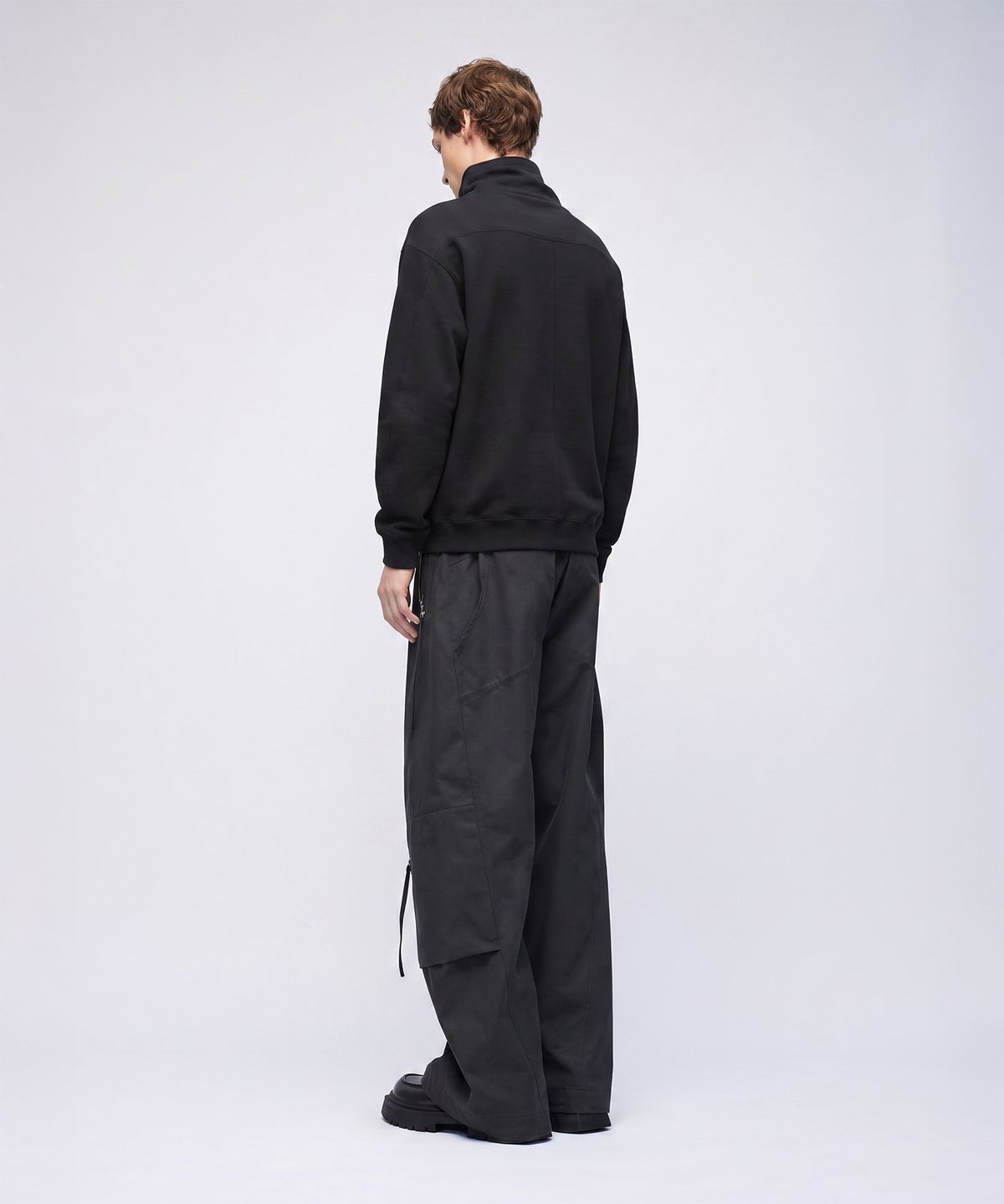 몰프(MORPH) Divided Cawl Turtleneck Sweatshirt