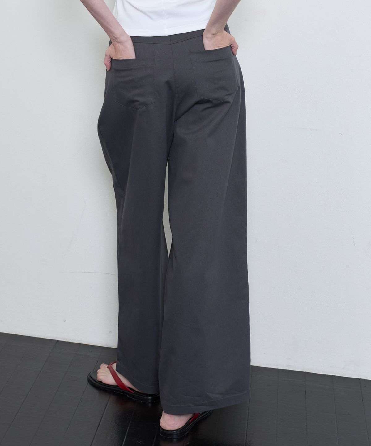 누베르(NUVERE) Pleat Pants Charcoal