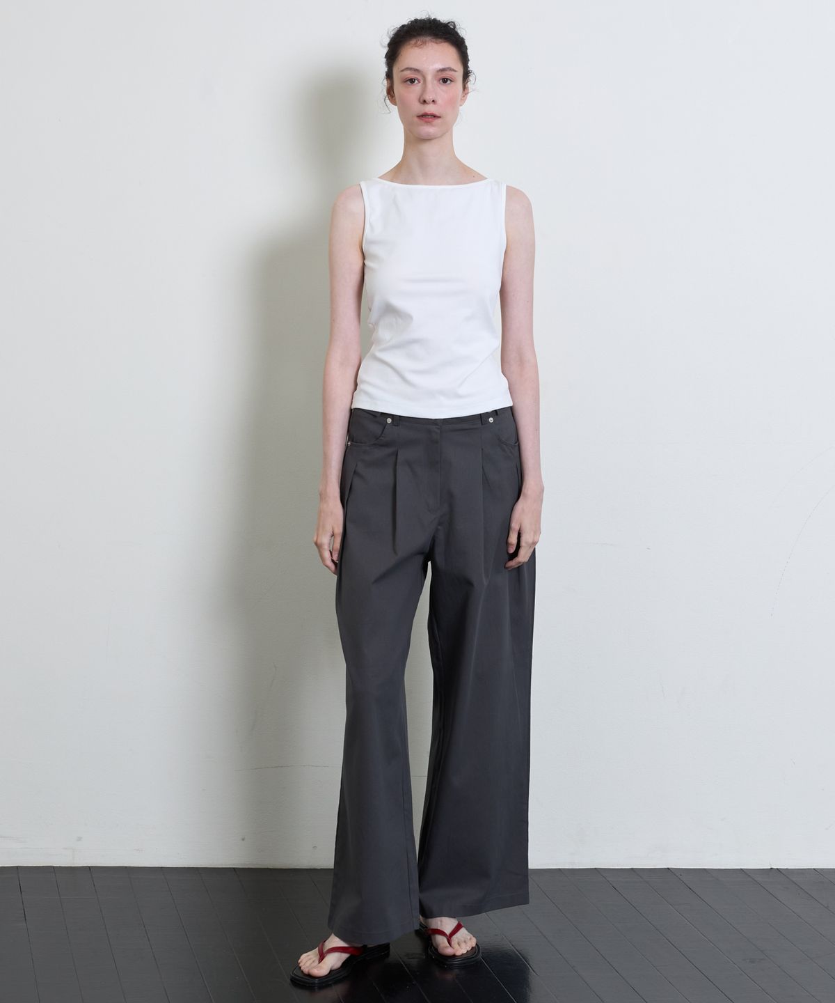 누베르(NUVERE) Pleat Pants Charcoal