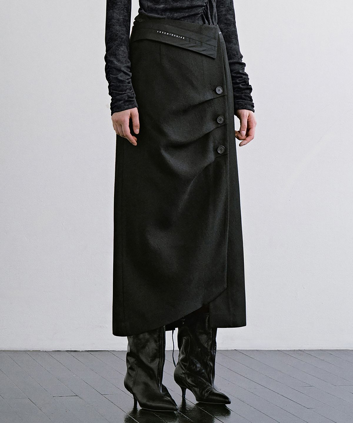 트리밍버드(TREEMINGBIRD) 3 Button H Line Long Skirt [ Black ]