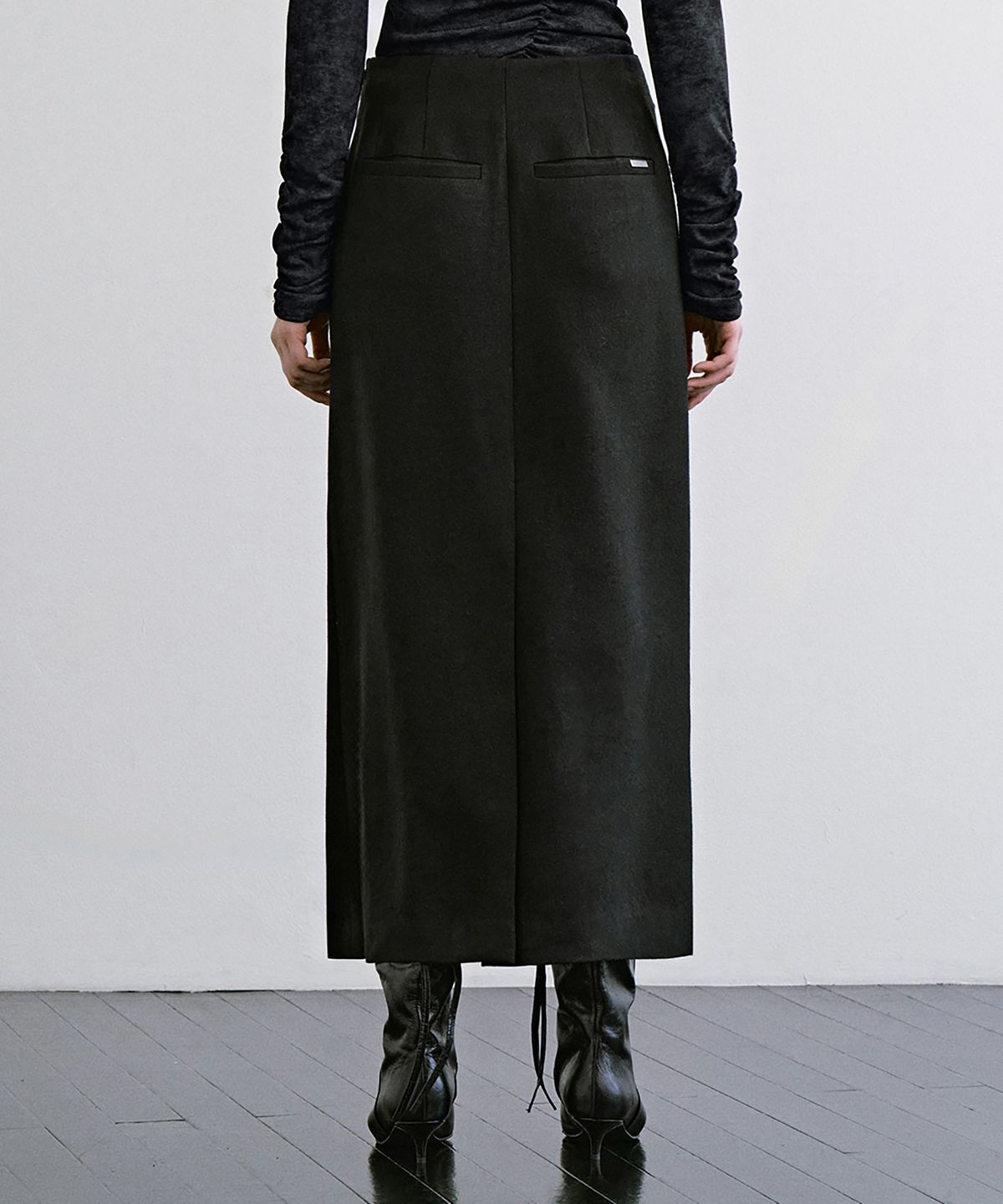 트리밍버드(TREEMINGBIRD) 3 Button H Line Long Skirt [ Black ]