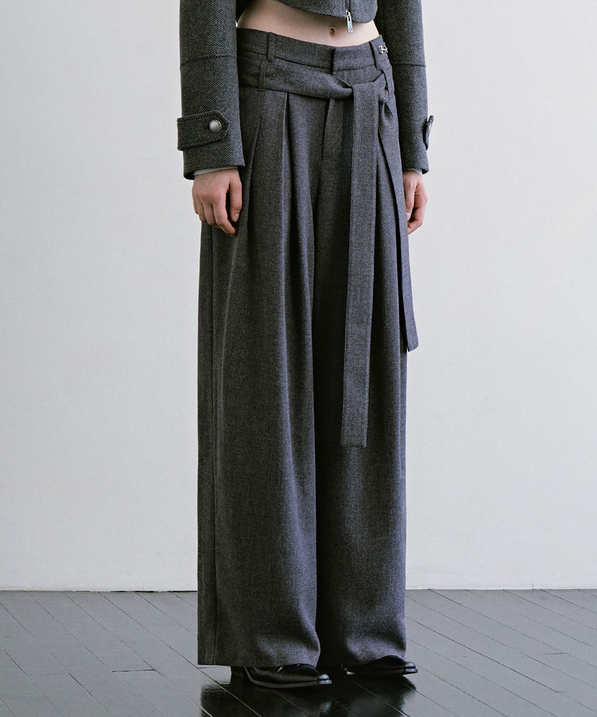 트리밍버드(TREEMINGBIRD) Detachable Belt Pleated Slacks [ Charcoal ]