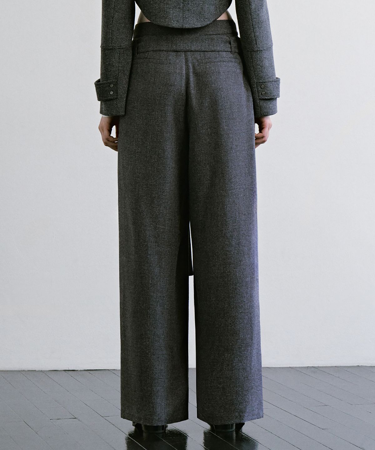 트리밍버드(TREEMINGBIRD) Detachable Belt Pleated Slacks [ Charcoal ]