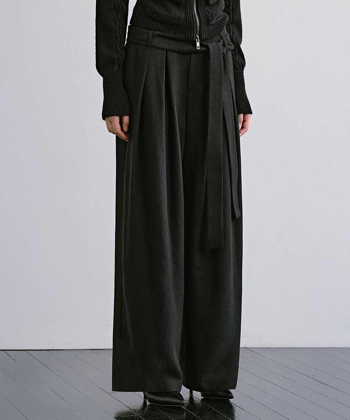 트리밍버드(TREEMINGBIRD) Detachable Belt Pleated Slacks [ Black ]