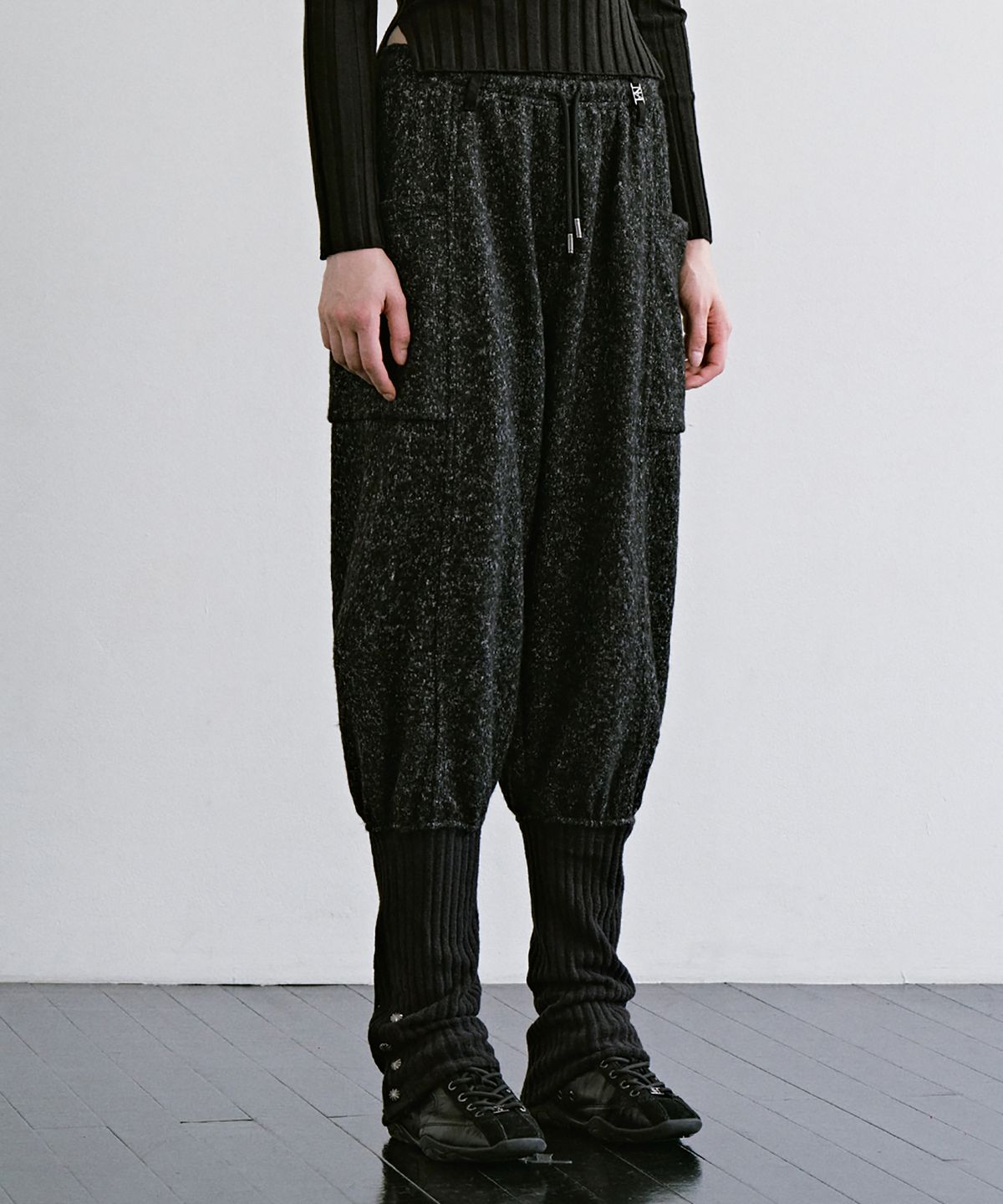 트리밍버드(TREEMINGBIRD) Knee-Sock Layered Set-up Pants [ Charcoal ]