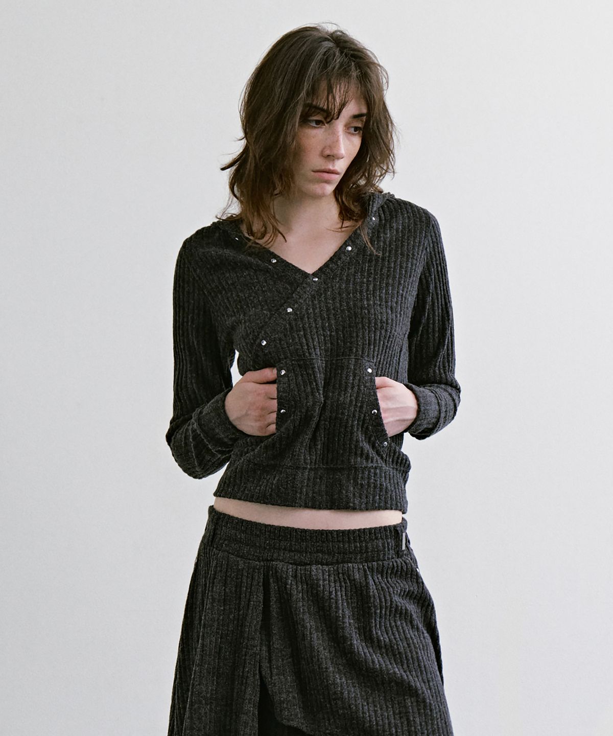 트리밍버드(TREEMINGBIRD) Hotfix Wrap Hoodie Set-up Top [ Charcoal ]