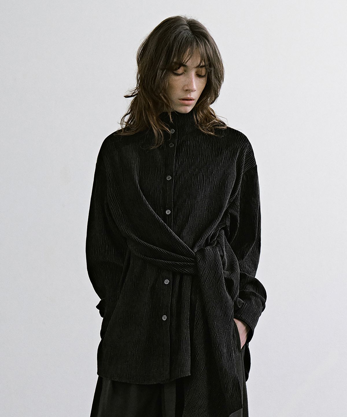 트리밍버드(TREEMINGBIRD) Crinkled Velvet Wrap Blouse [ Black ]