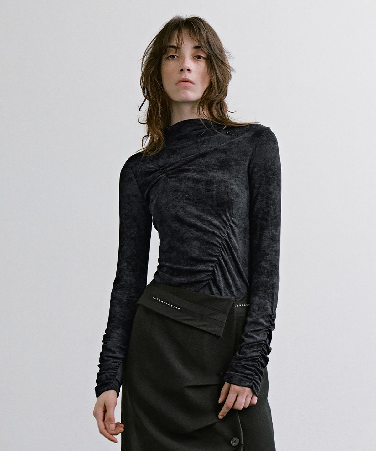 트리밍버드(TREEMINGBIRD) Blurry Print Mock Neck Top [ Black ]