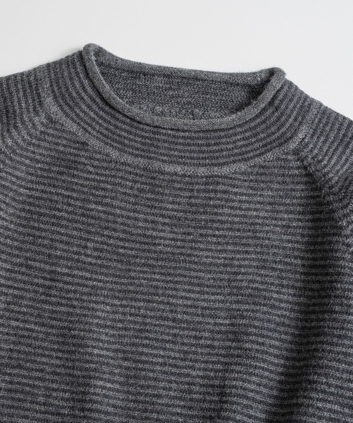 비헤비어(BEHEAVYER) DRY WOOL ROLL NECK L/S KNIT grey/charcoal