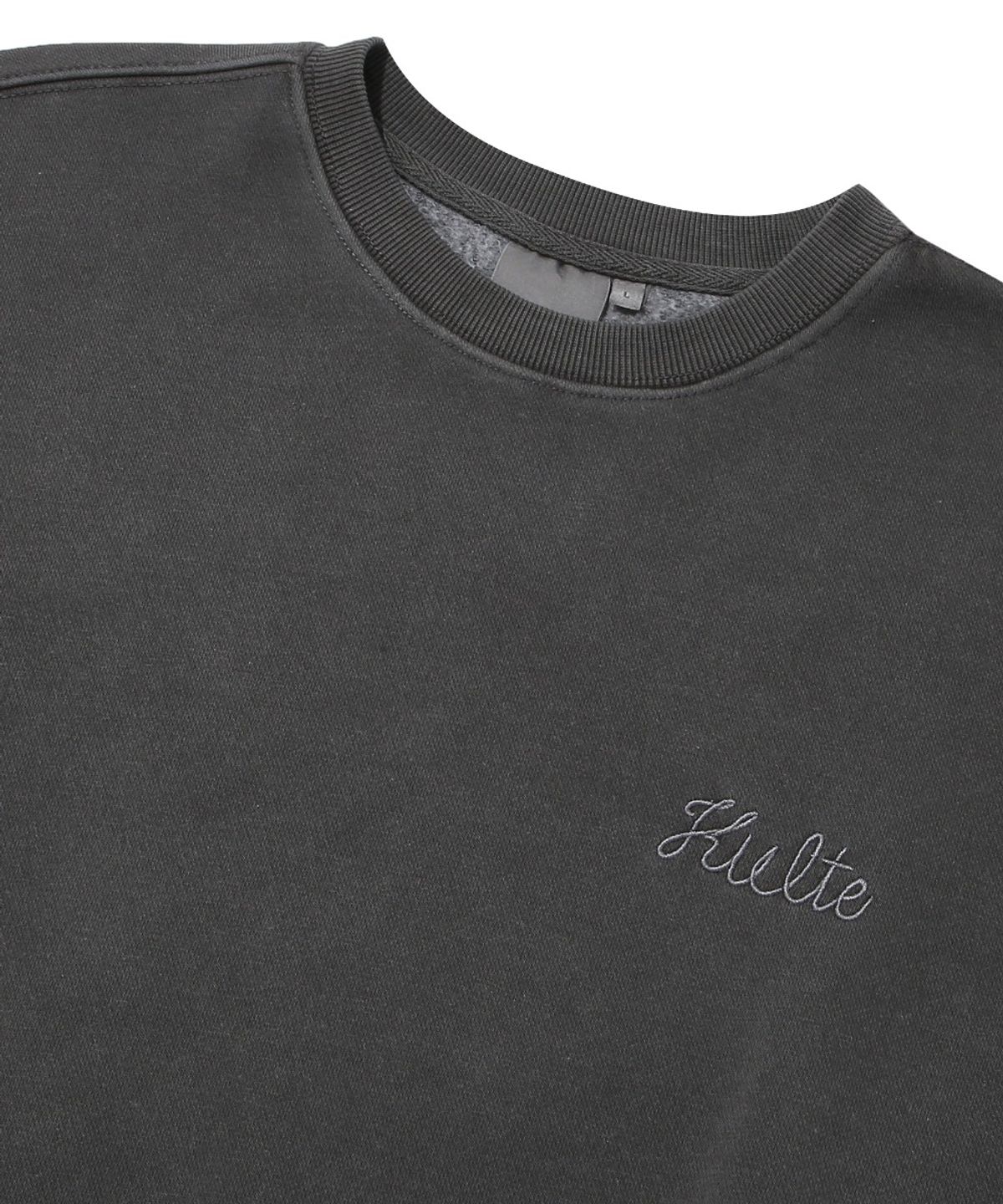 쿨트(KULTE) KULTE LOGO EMB PIGMENT CREWNECK_CHARCOAL