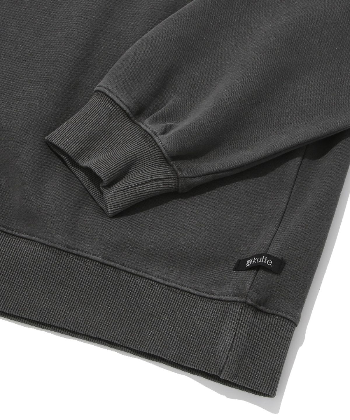 쿨트(KULTE) KULTE LOGO EMB PIGMENT CREWNECK_CHARCOAL