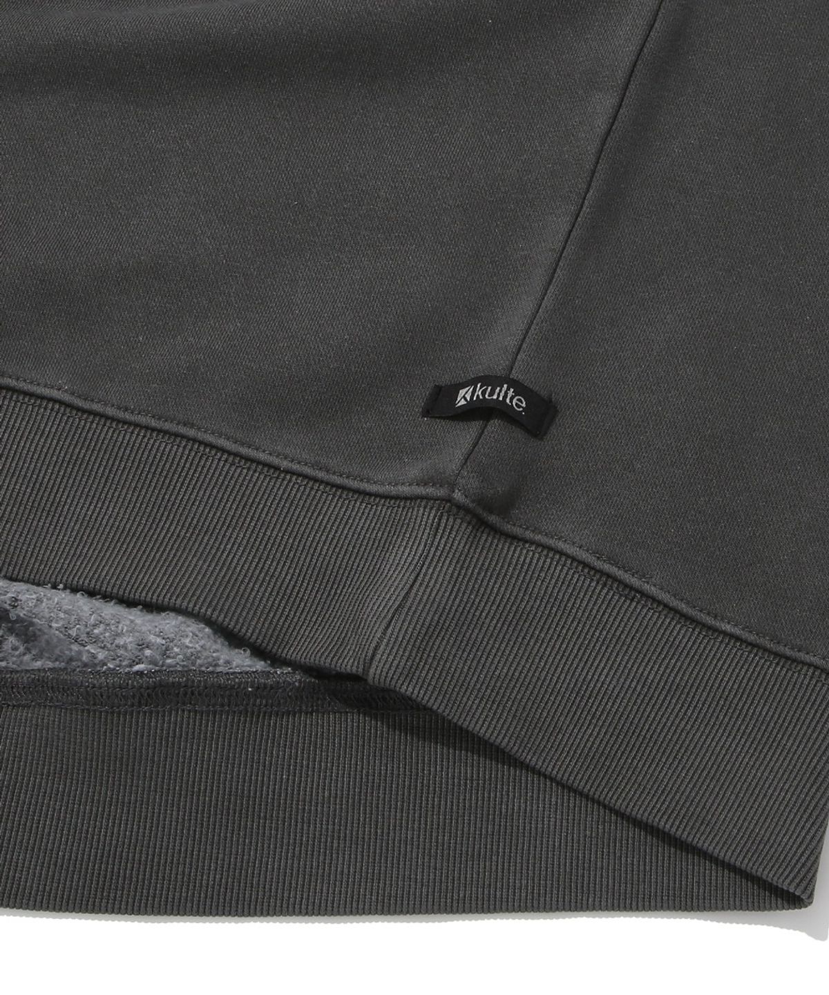 쿨트(KULTE) KULTE LOGO EMB PIGMENT CREWNECK_CHARCOAL