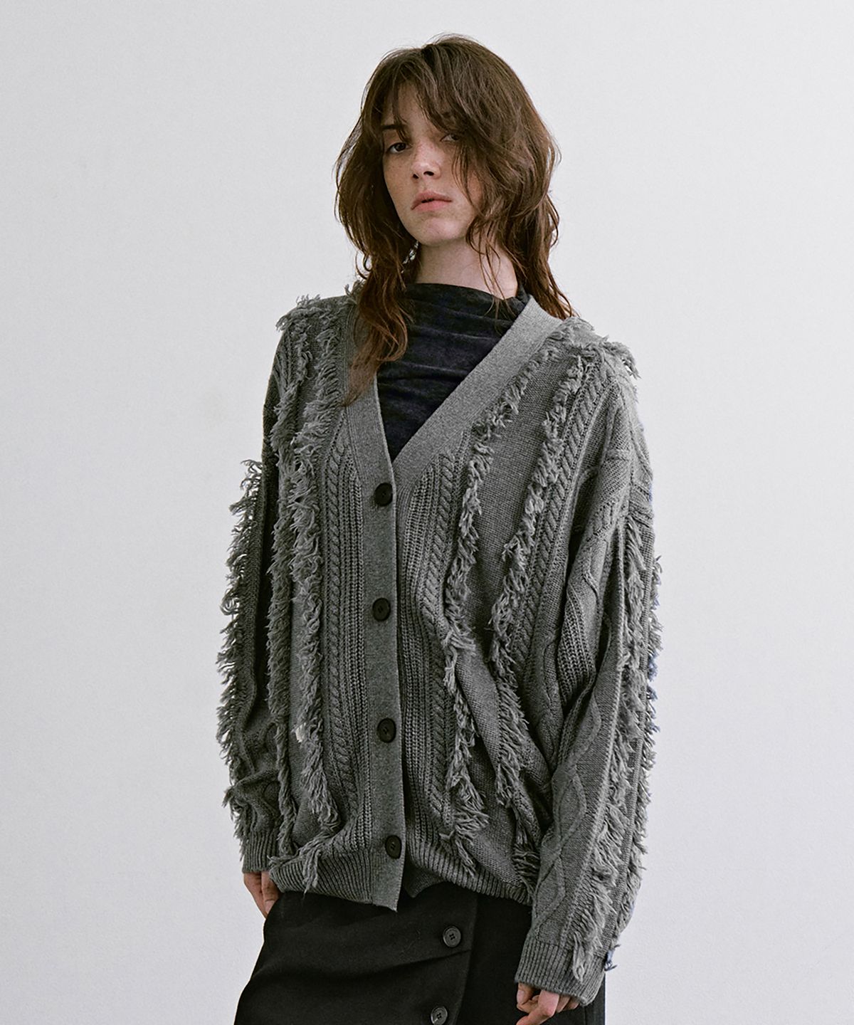 트리밍버드(TREEMINGBIRD) Fringe-Cut Cable Knit Cardigan [ Gray ]
