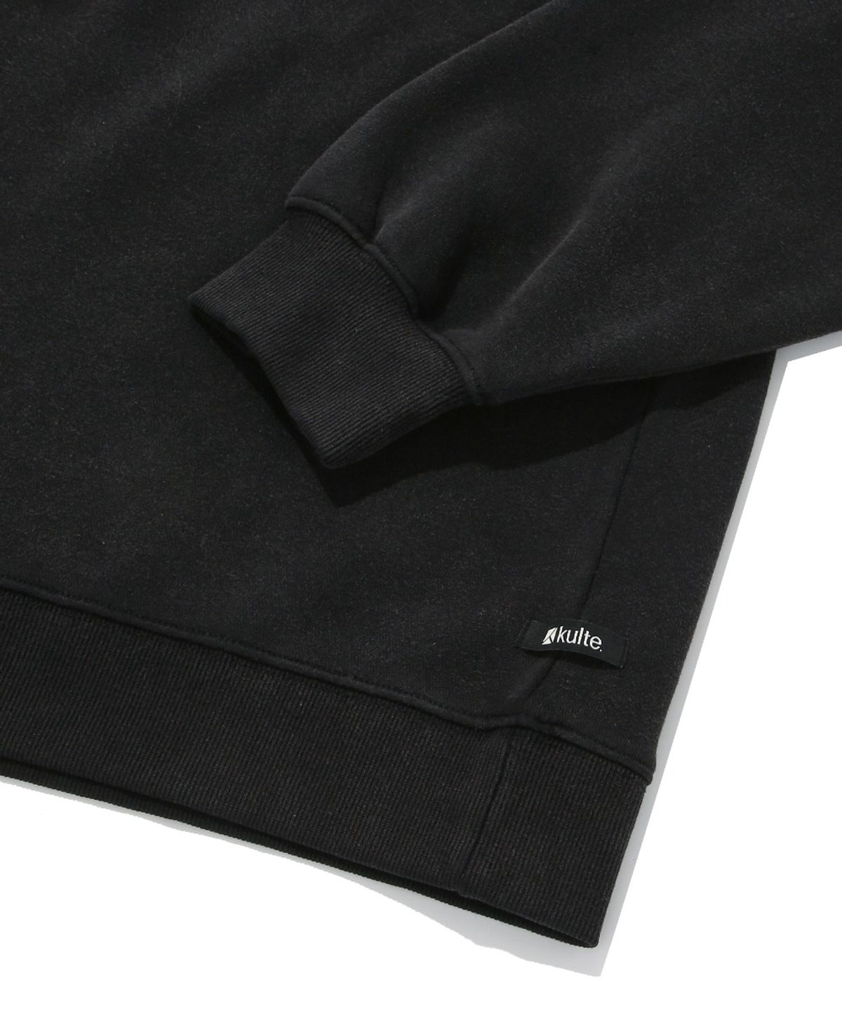 쿨트(KULTE) KULTE LOGO EMB PIGMENT CREWNECK_BLACK