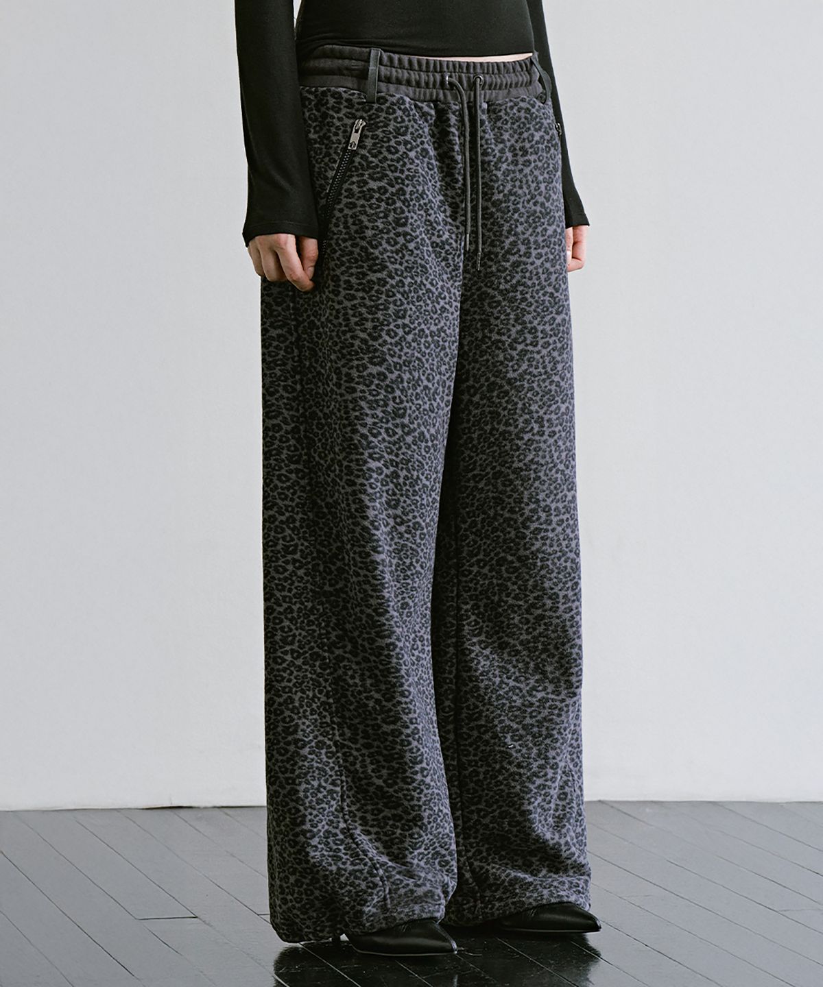 트리밍버드(TREEMINGBIRD) Leopard Fleece Set-up Pants [ Charcoal ]