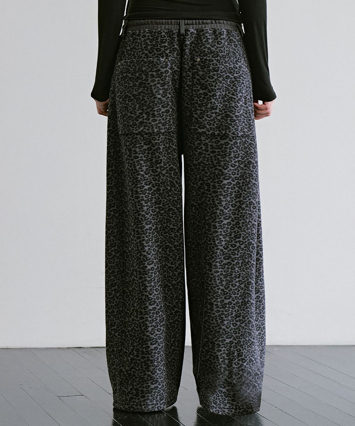 트리밍버드(TREEMINGBIRD) Leopard Fleece Set-up Pants [ Charcoal ]
