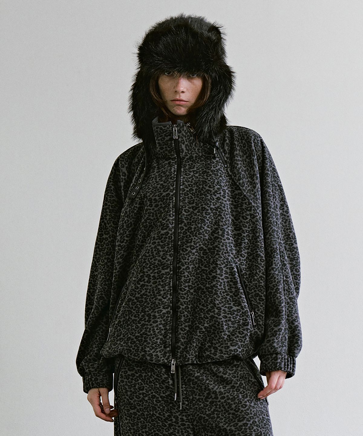 트리밍버드(TREEMINGBIRD) Leopard Fleece Set-up Jacket [ Charcoal ]