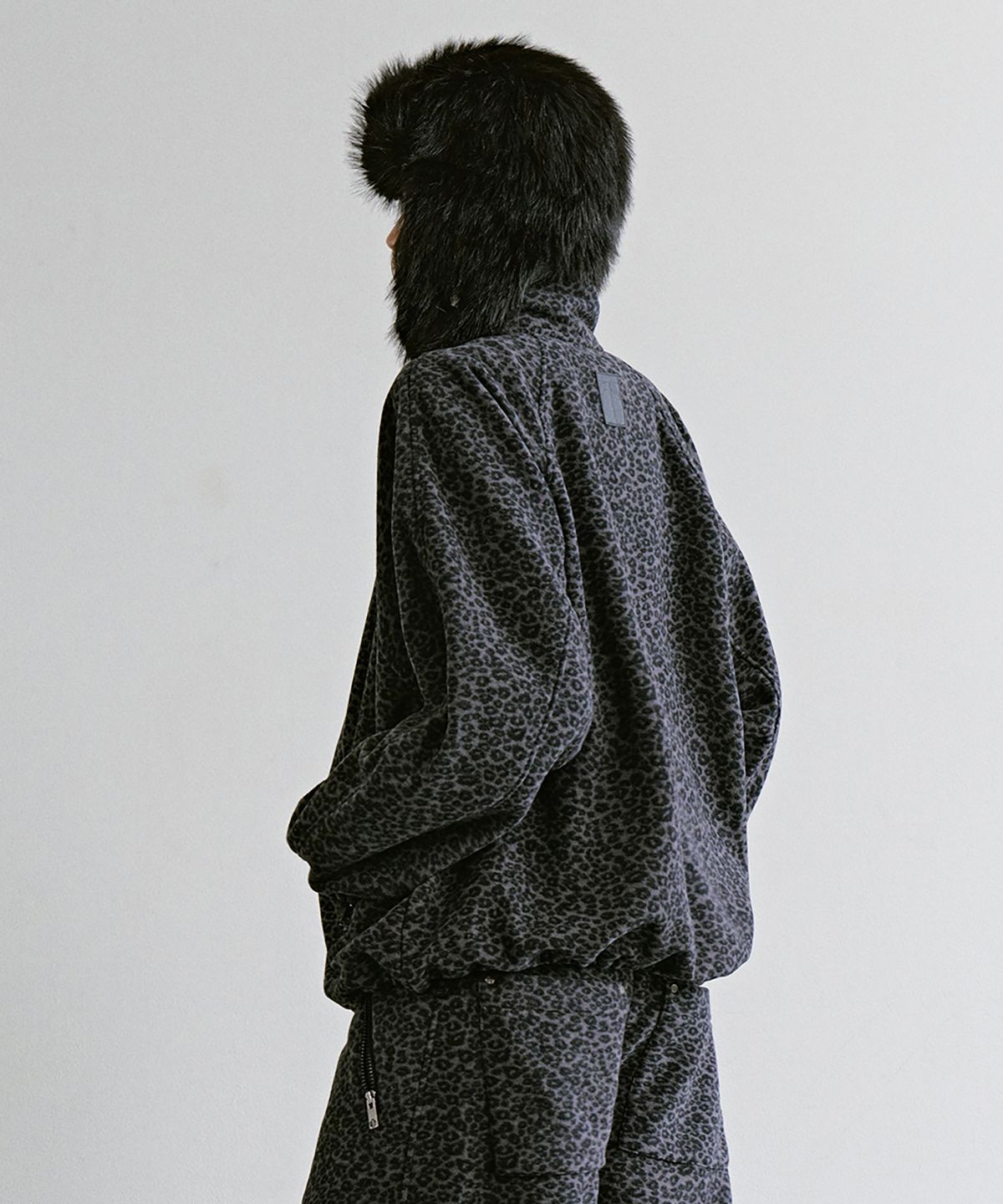 트리밍버드(TREEMINGBIRD) Leopard Fleece Set-up Jacket [ Charcoal ]