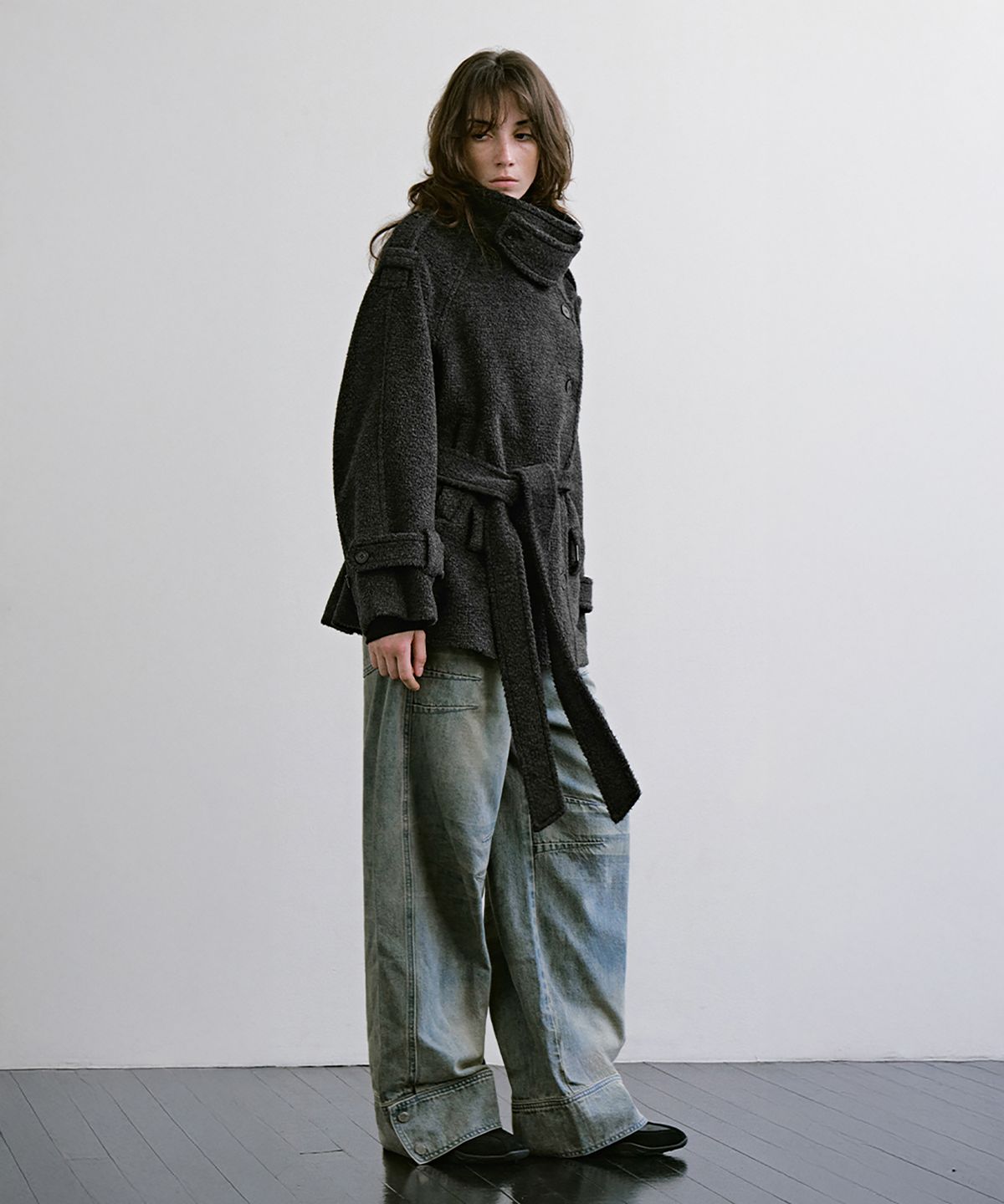 트리밍버드(TREEMINGBIRD) High-Neck Convertible Belted Half Coat [ Charcoal ]