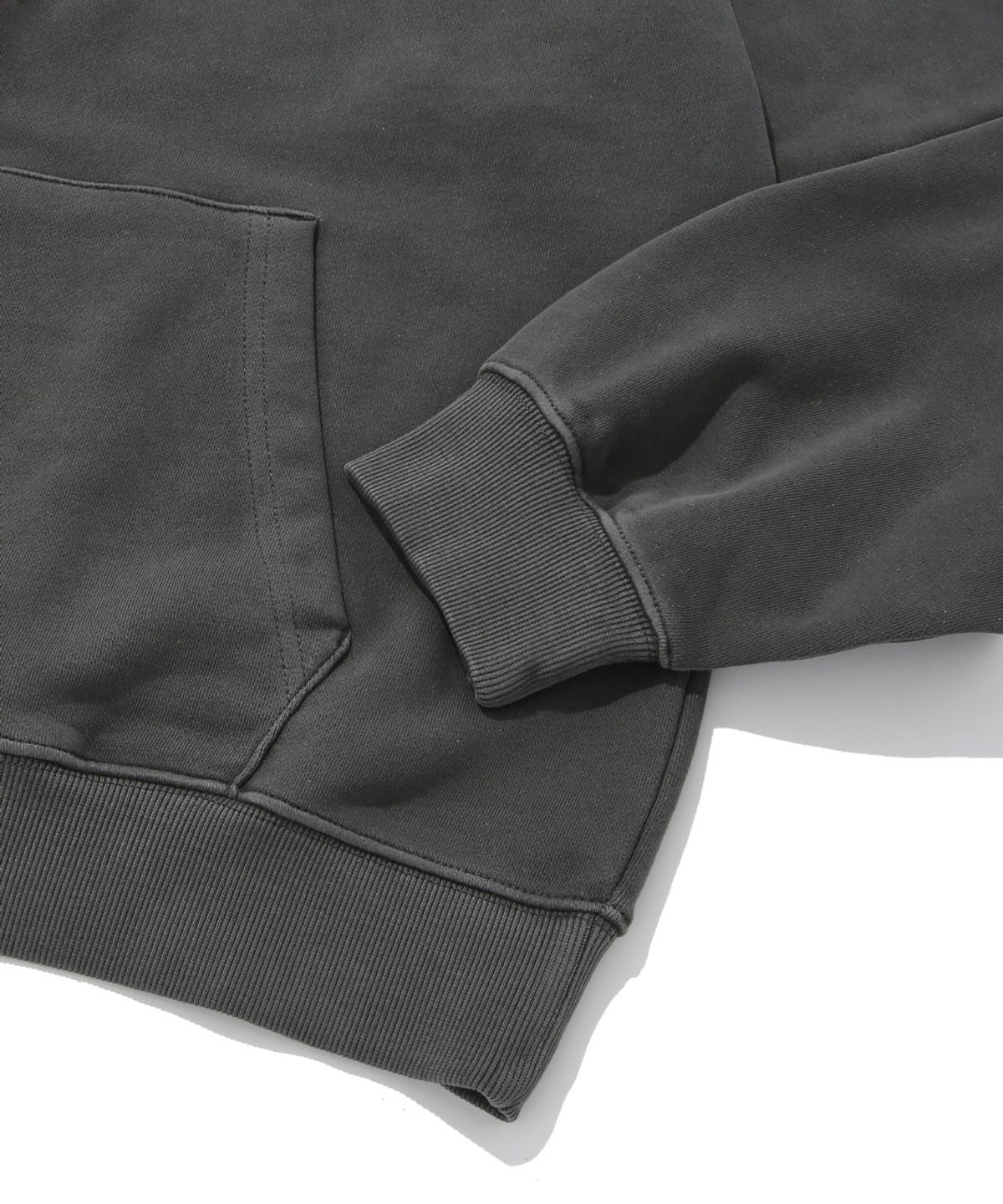 쿨트(KULTE) PIGMENT ART GRAPHIC TERRY HOODIE_CHARCOAL