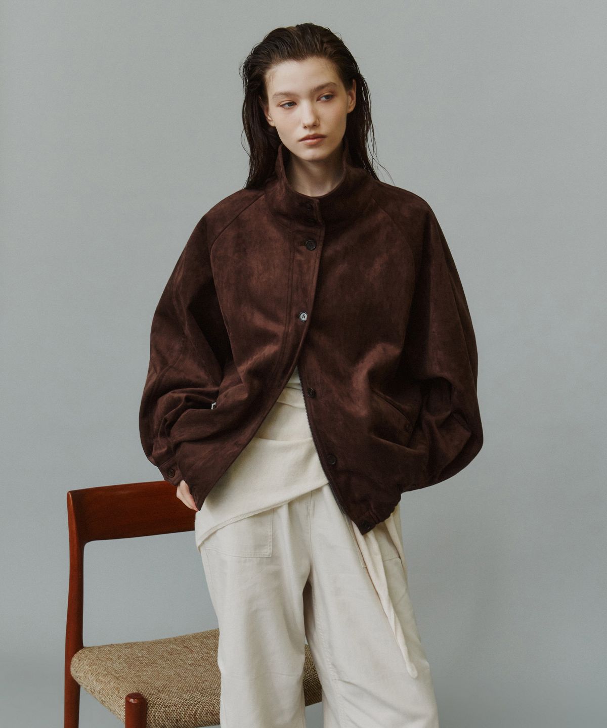 시야쥬(SIYAZU) SIOT4213 스웨이드 하이넥 블루종_Brown