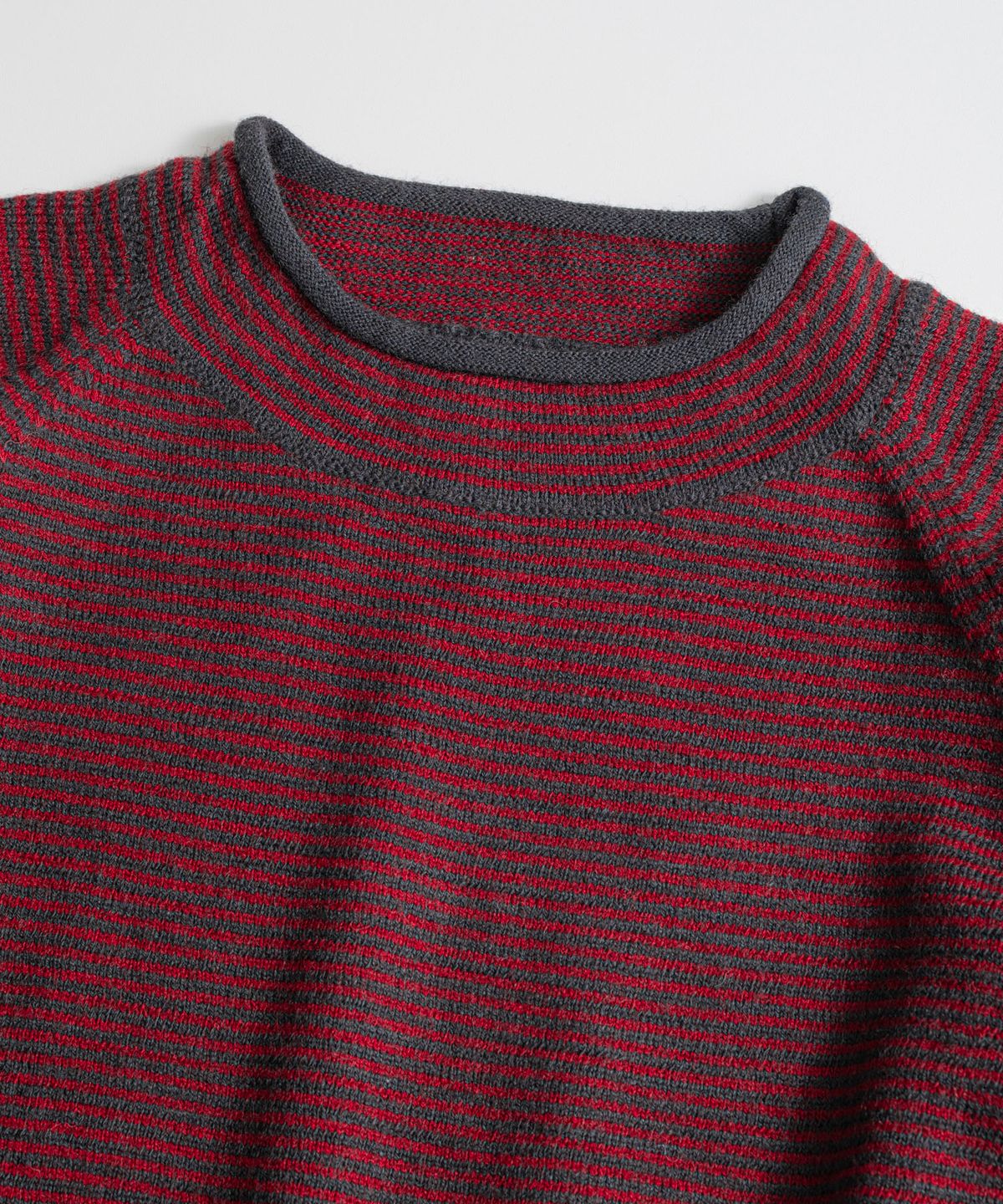 비헤비어(BEHEAVYER) DRY WOOL ROLL NECK L/S KNIT red/charcoal