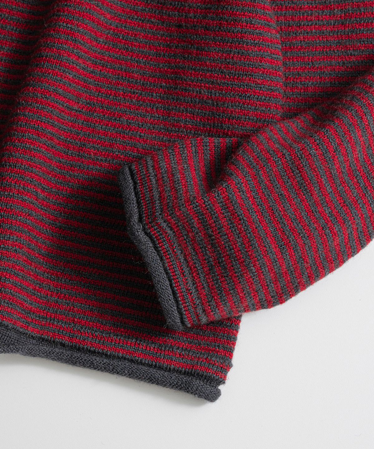 비헤비어(BEHEAVYER) DRY WOOL ROLL NECK L/S KNIT red/charcoal