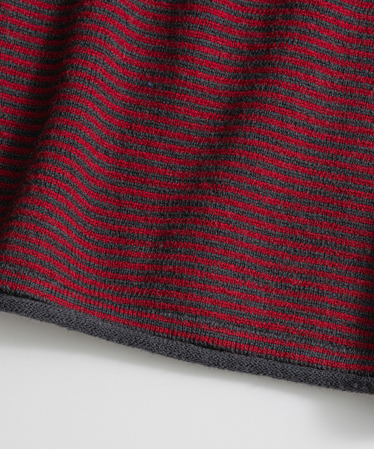 비헤비어(BEHEAVYER) DRY WOOL ROLL NECK L/S KNIT red/charcoal
