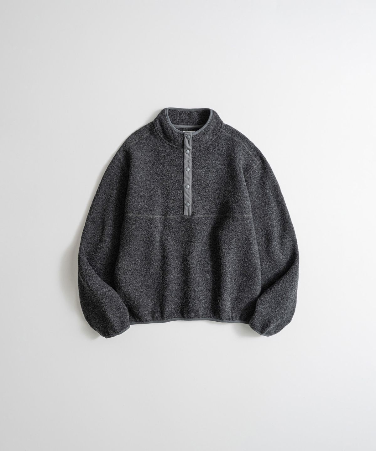 비헤비어(BEHEAVYER) WOOL PILE SNAP PULLOVER charcoal