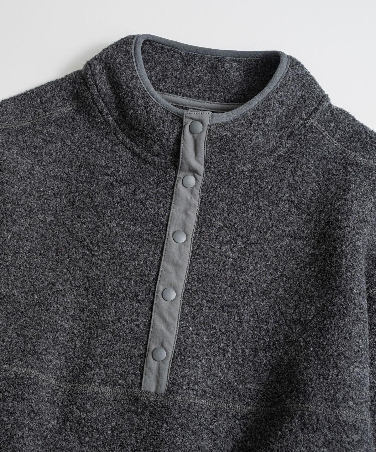 비헤비어(BEHEAVYER) WOOL PILE SNAP PULLOVER charcoal