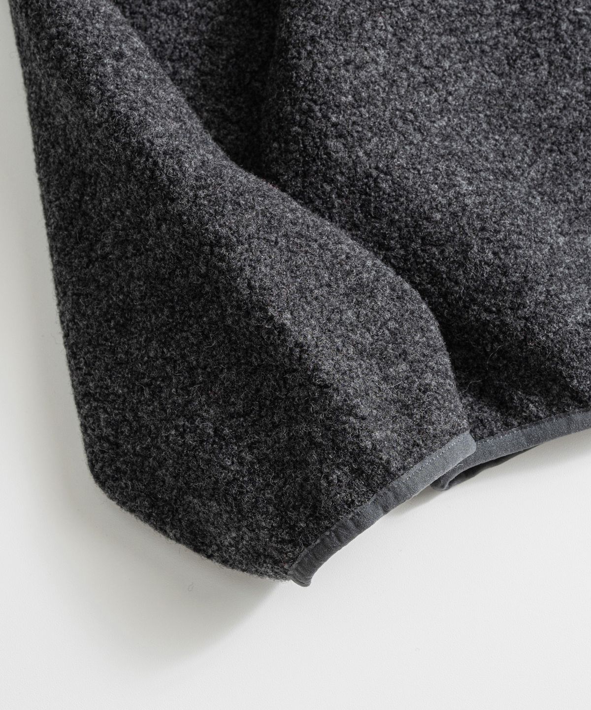 비헤비어(BEHEAVYER) WOOL PILE SNAP PULLOVER charcoal