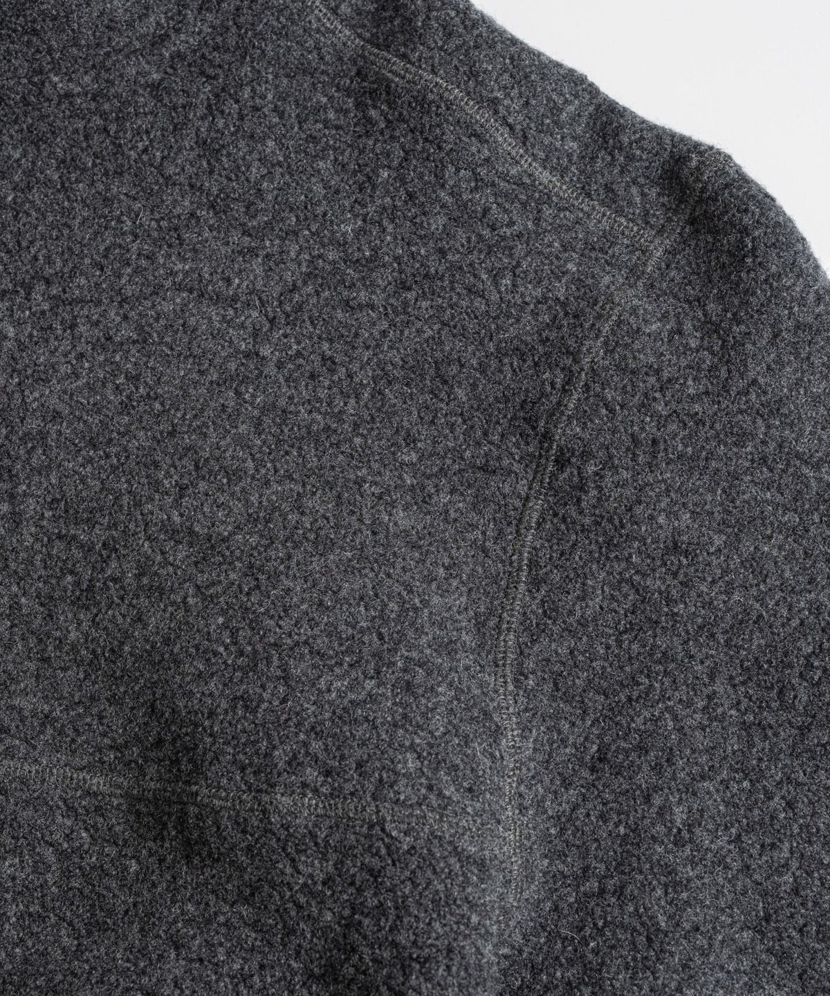비헤비어(BEHEAVYER) WOOL PILE SNAP PULLOVER charcoal