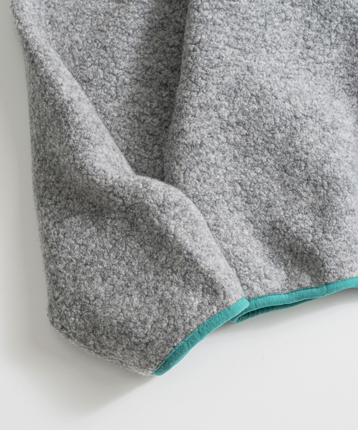 비헤비어(BEHEAVYER) WOOL PILE SNAP PULLOVER l.grey
